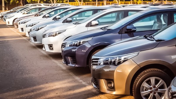 A Comparison of Manual vs. Automatic Used Cars for Sale in Lahore